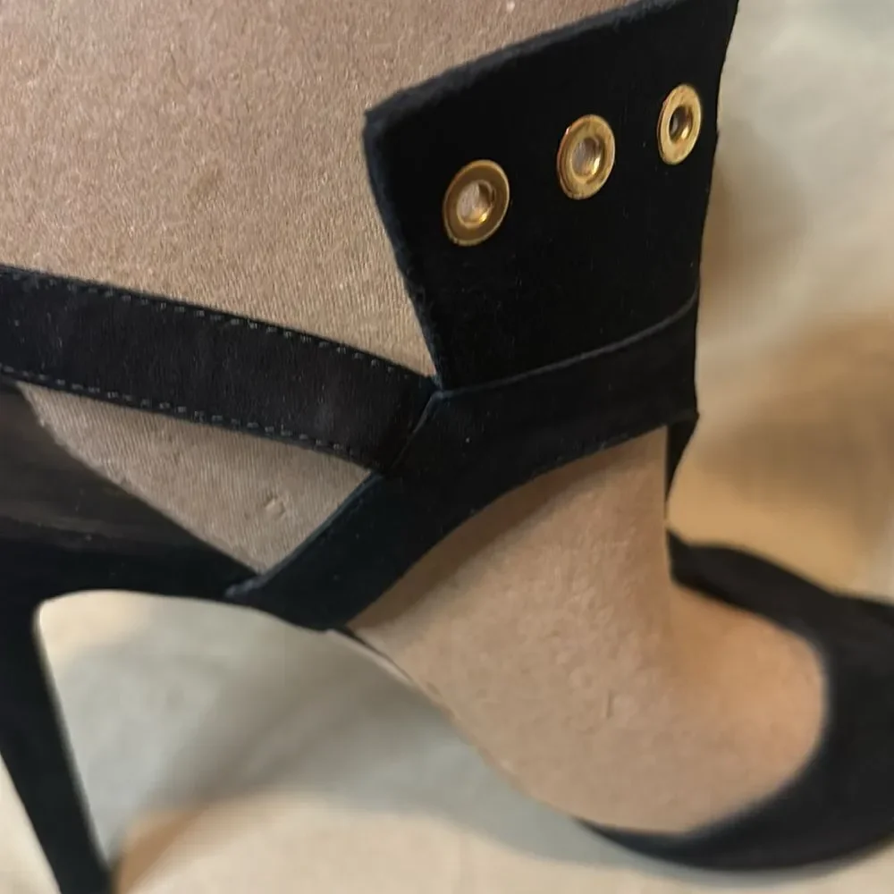 STUART WEITZMAN Cuffy T-Strap Grommet-Detail Heels